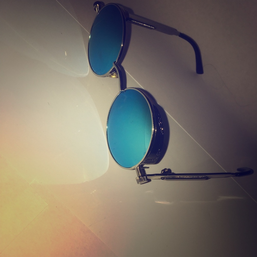 Blue rounded sunglasses for men